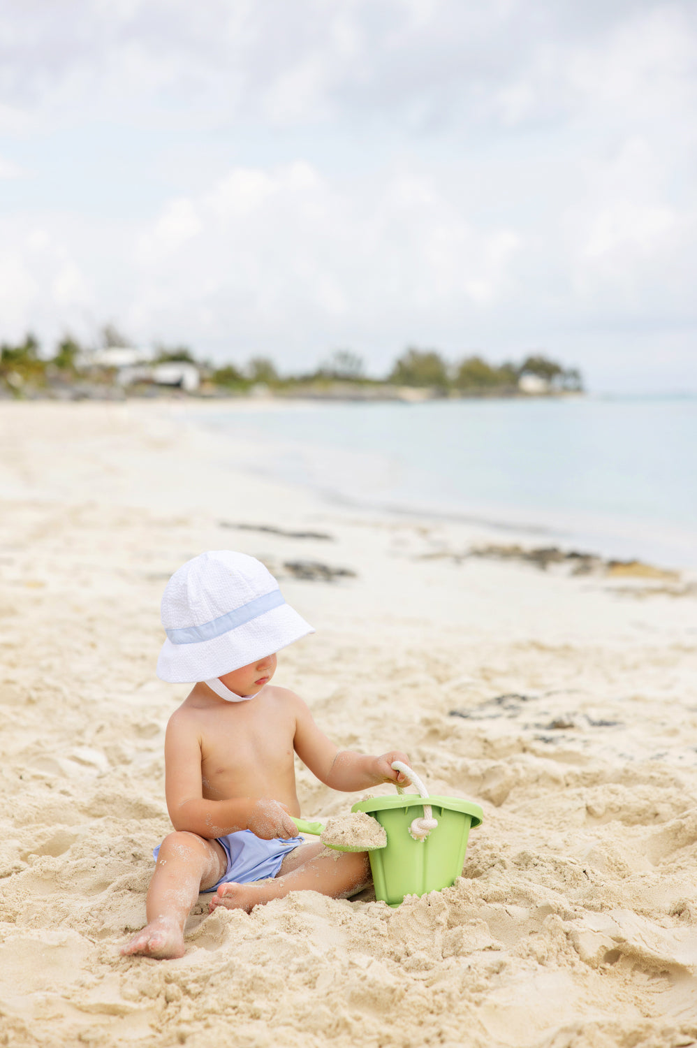 Beaufort Bonnet Henry's Boating Bucket - Worth Avenue White Seersucker with Buckhead B